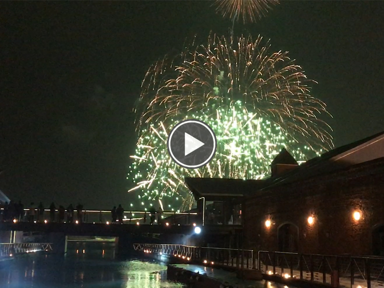 函館のクリスマスです！花火、カッコイイでしよう！